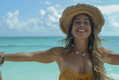 Mulher sorridente em Cancún aproveitando o paraíso tropical
