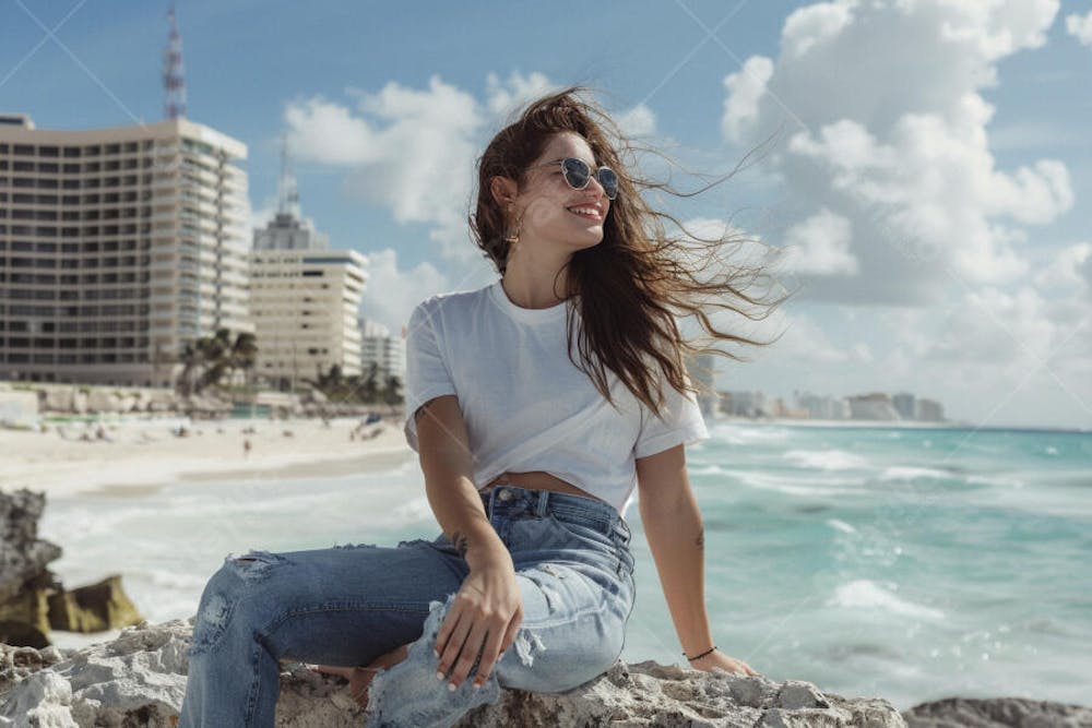 Mulher sorridente em Cancún aproveitando o paraíso tropical