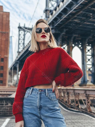 Mulher explorando Nova York entre as luzes vibrantes da cidade
