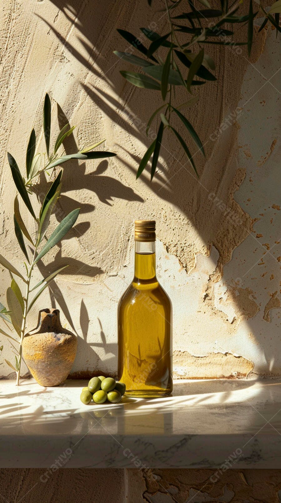 Garrafa de azeite de oliva com azeitonas e ramos
