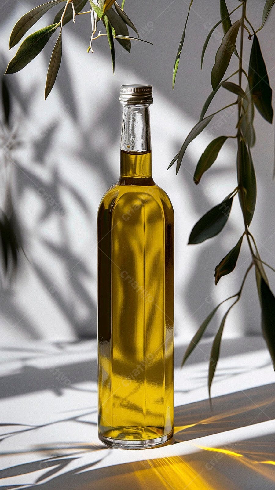Garrafa de azeite de oliva em fundo claro