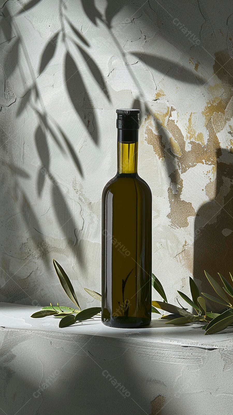 Garrafa de azeite de oliva com ramos de oliveira