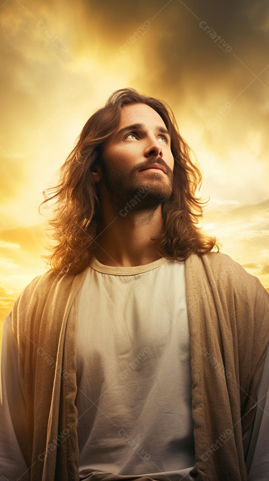Homem com cabelo longo olhando para o céu dourado