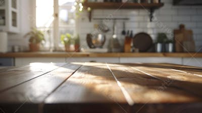 Mesa de madeira rústica em cozinha iluminada com espaço para texto