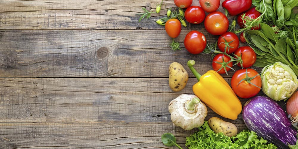 vegetais, comida saudável, culinária, ingredientes naturais, alimentação equilibrada, comida orgânica, legumes, verduras, mesa rústica, fundo de madeira, copy space, espaço para texto, cozinha caseira, gastronomia, alimentação saudável, produtos naturais, mercado de agricultores, ingredientes frescos, estilo rústico, culinária vegetariana, comida vegana, legumes coloridos, estilo de vida saudável, cozinha gourmet, receitas saudáveis, fundo culinário, cenoura, batata, pimentão, tomate, cebola, alho, milho, abóbora, salsa, ingredientes frescos, cozinha criativa