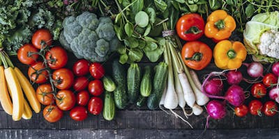 vegetais, comida saudável, culinária, ingredientes naturais, alimentação equilibrada, comida orgânica, legumes, verduras, mesa rústica, fundo de madeira, copy space, espaço para texto, cozinha caseira, gastronomia, alimentação saudável, produtos naturais, mercado de agricultores, ingredientes frescos, estilo rústico, culinária vegetariana, comida vegana, legumes coloridos, estilo de vida saudável, cozinha gourmet, receitas saudáveis, fundo culinário, cenoura, batata, pimentão, tomate, cebola, alho, milho, abóbora, salsa, ingredientes frescos, cozinha criativa