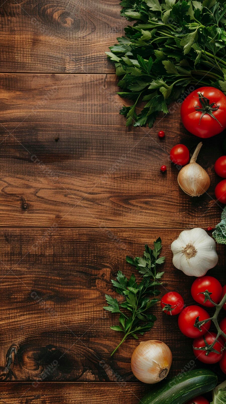 Verduras frescas sobre madeira escura