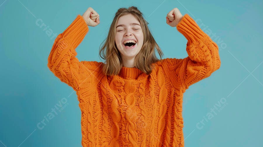 Mulher feliz em suéter laranja comemorando
