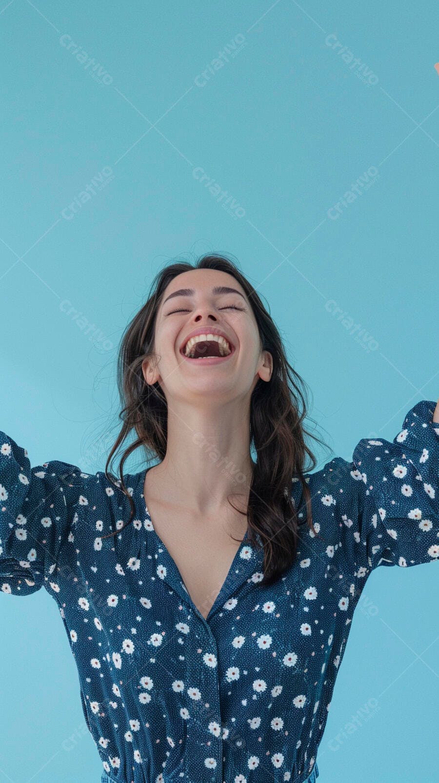 Mulher rindo fundo azul claro
