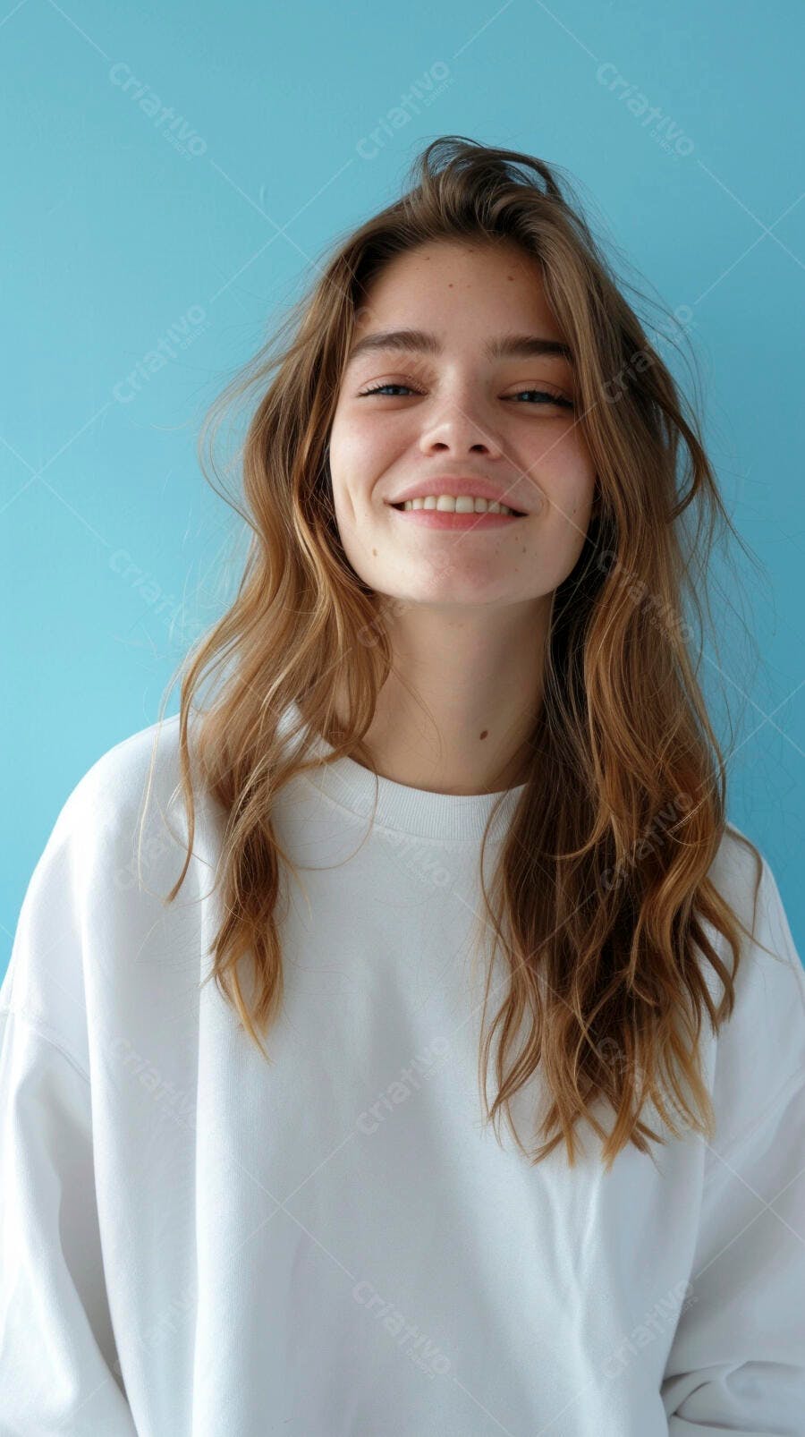Mulher Sorrindo com Suéter Branco fundo Azul