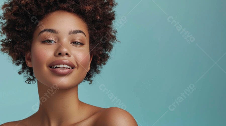 Mulher negra sorrindo fundo azul claro