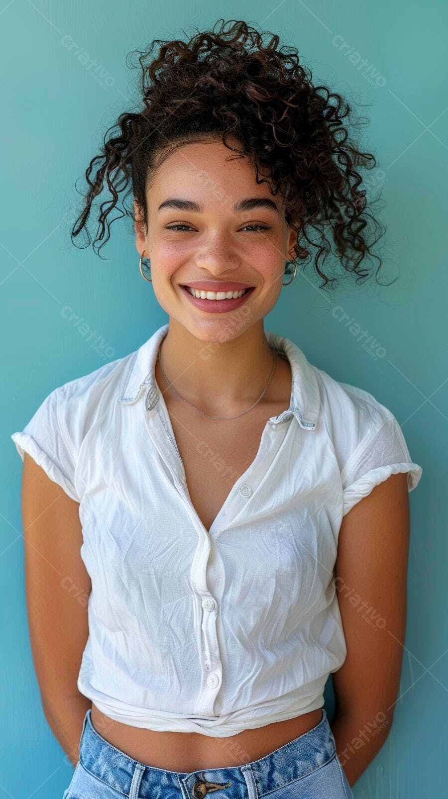 Mulher jovem sorridente fundo azul claro