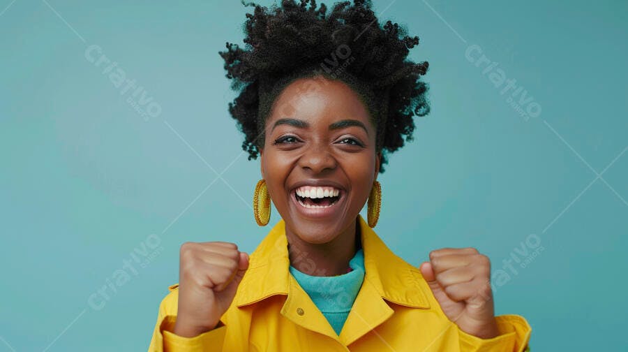 Mulher negra feliz com casaco amarelo