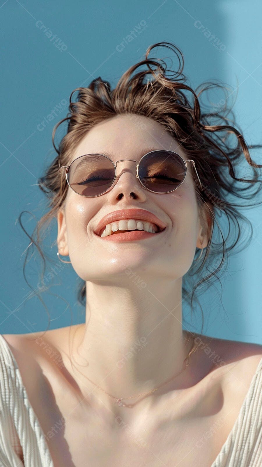 Mulher sorridente óculos de sol dia ensolarado