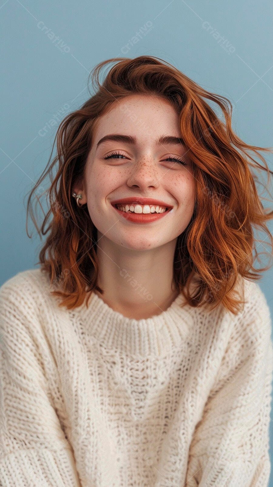 Mulher ruiva sorrindo suéter branco fundo azul