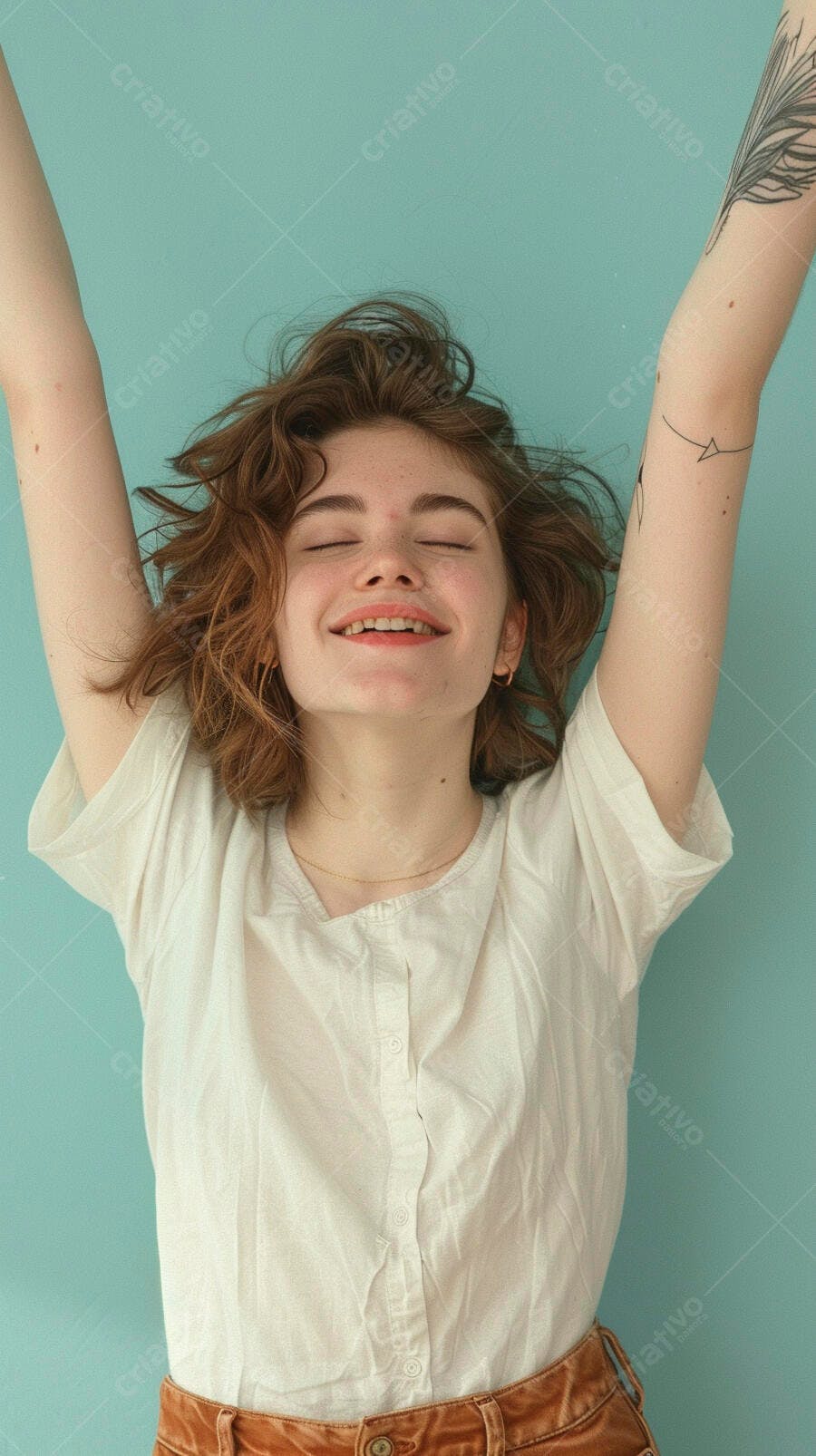 Mulher feliz com braços levantados fundo azul