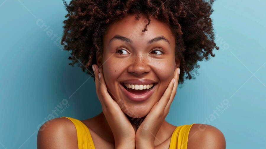 Mulher negra alegre com cabelo cacheado