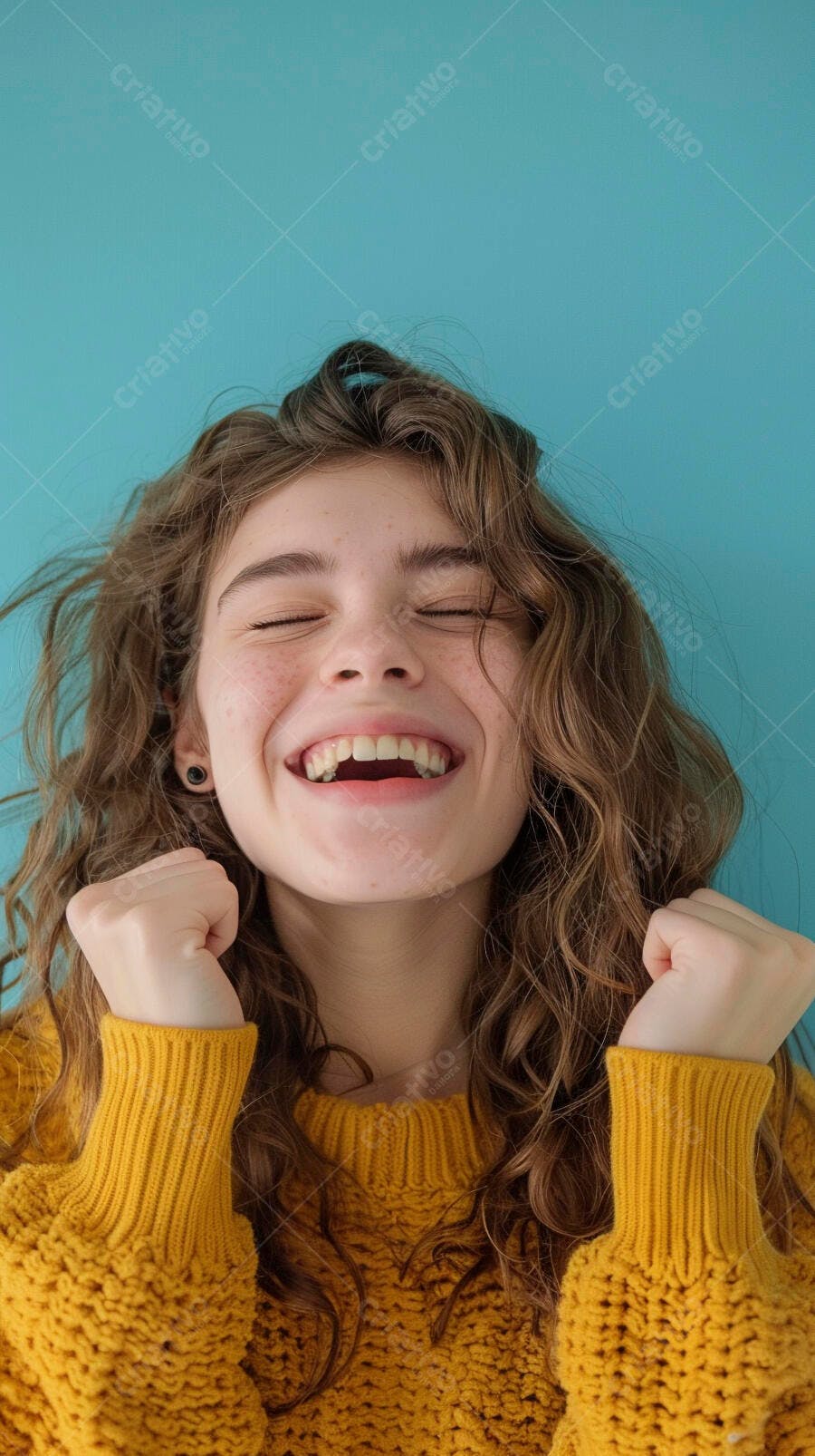Mulher jovem feliz com suéter amarelo