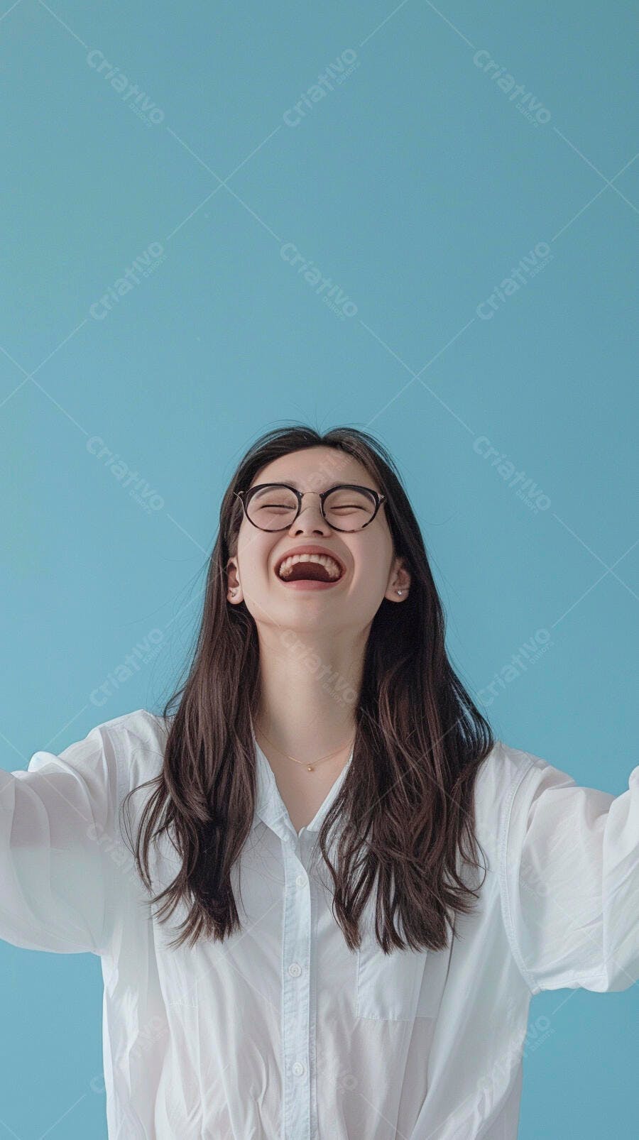 Mulher asiática rindo camisa branca fundo azul