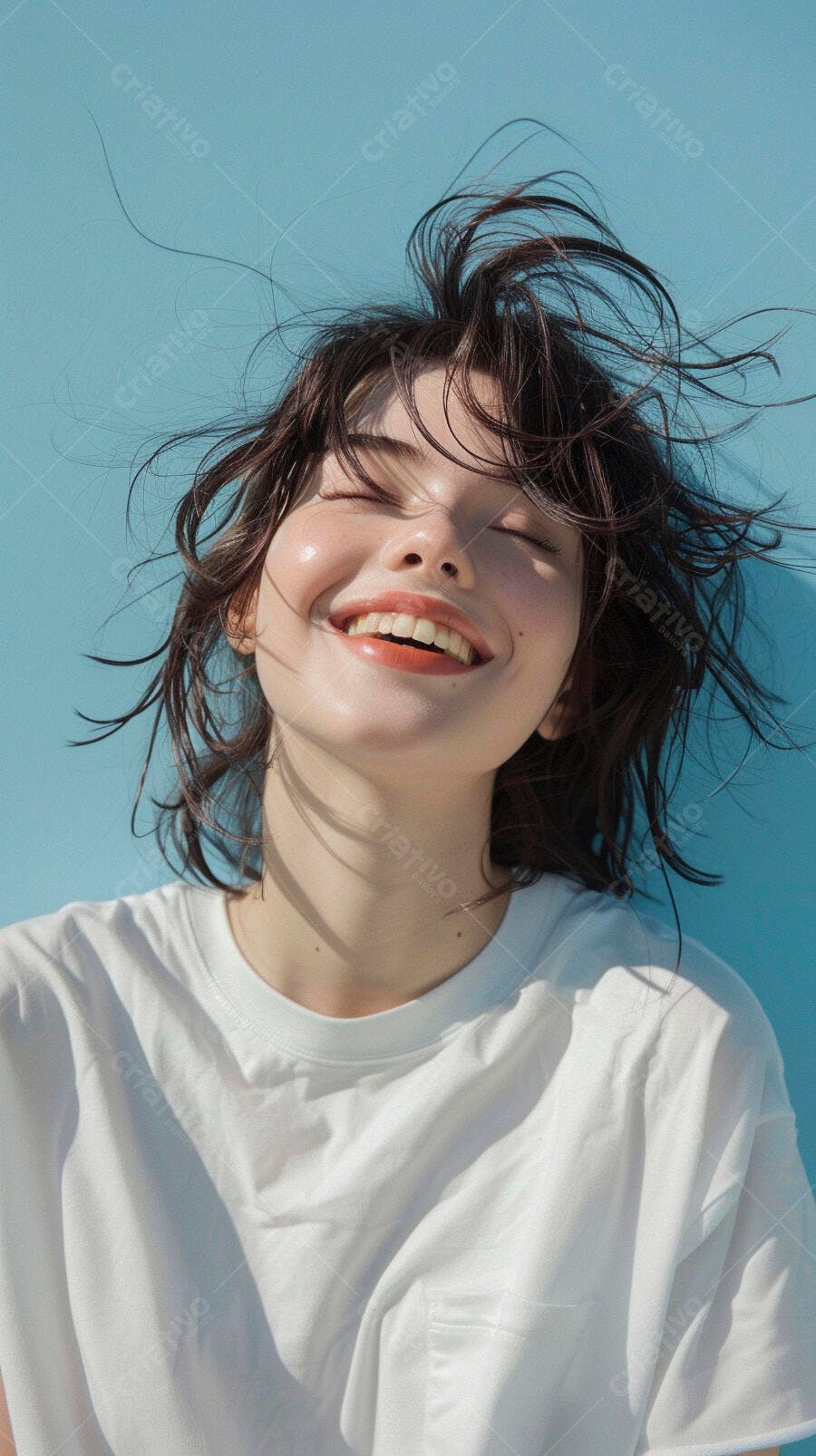 Mulher sorridente cabelo ao vento fundo azul