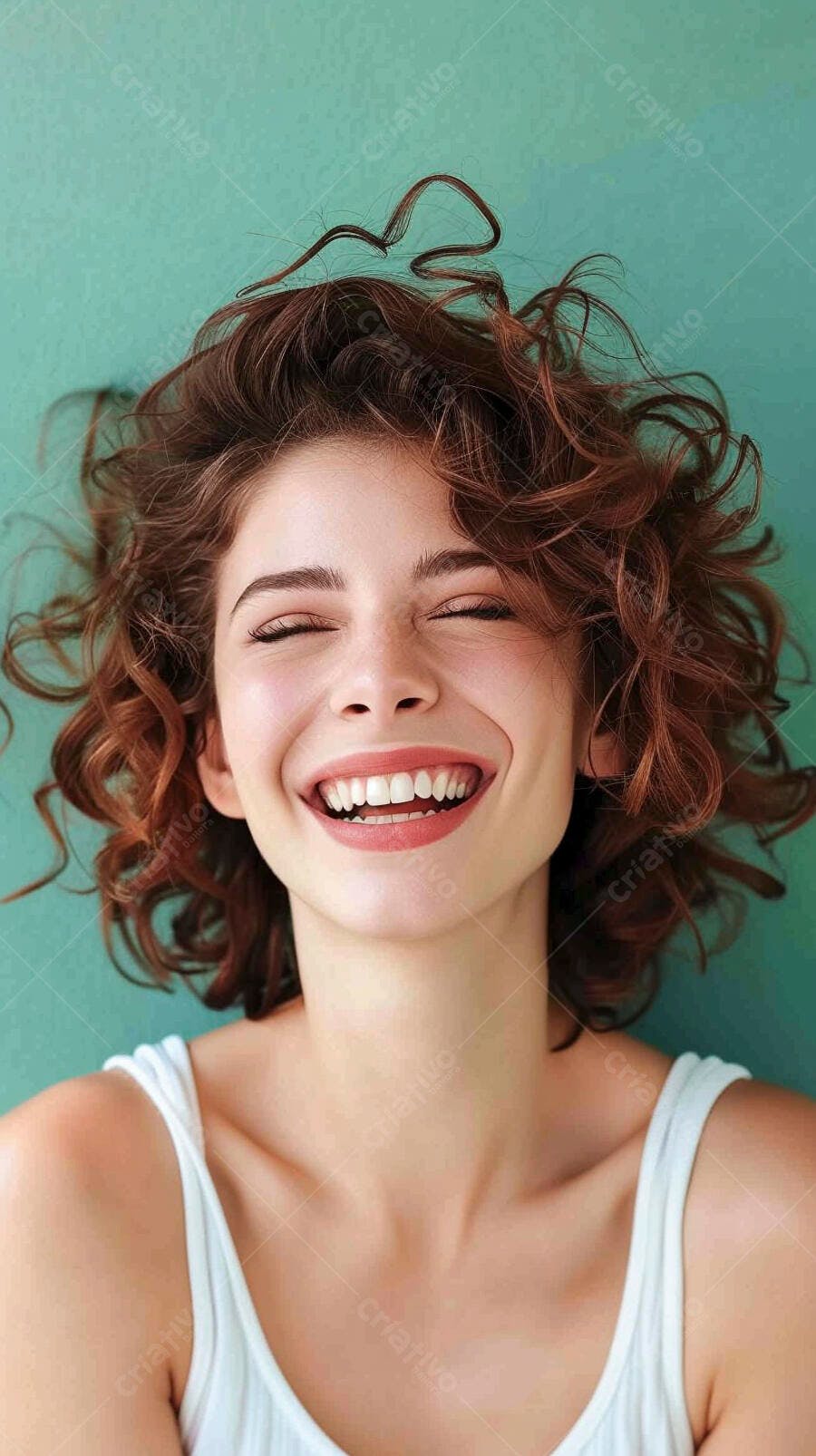 Mulher rindo cabelo cacheado fundo verde