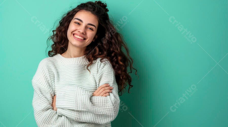Mulher sorridente suéter branco fundo turquesa