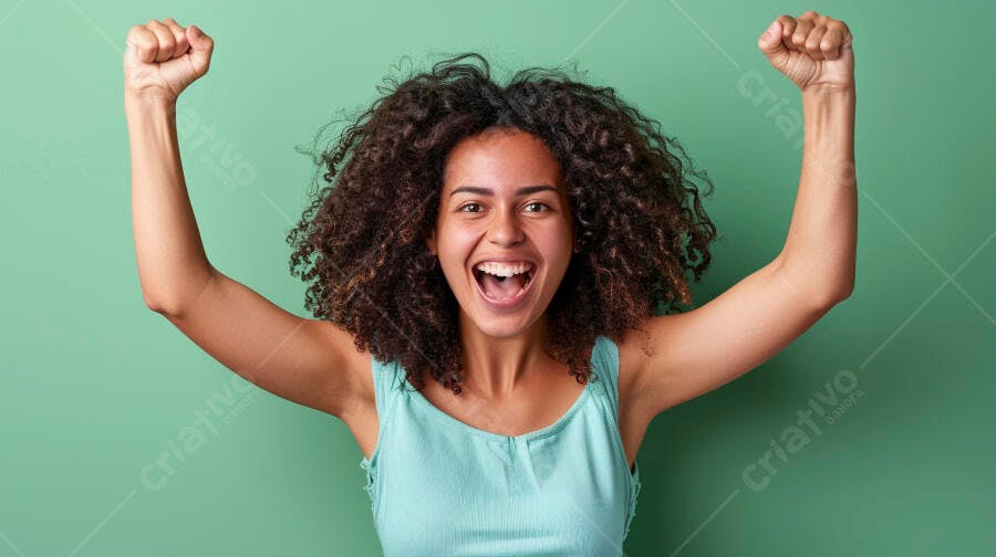 Mulher negra comemorando com os braços erguidos