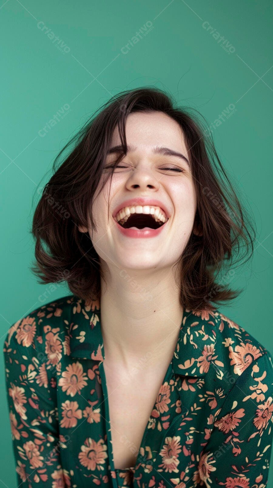 Mulher rindo fundo verde vestido floral