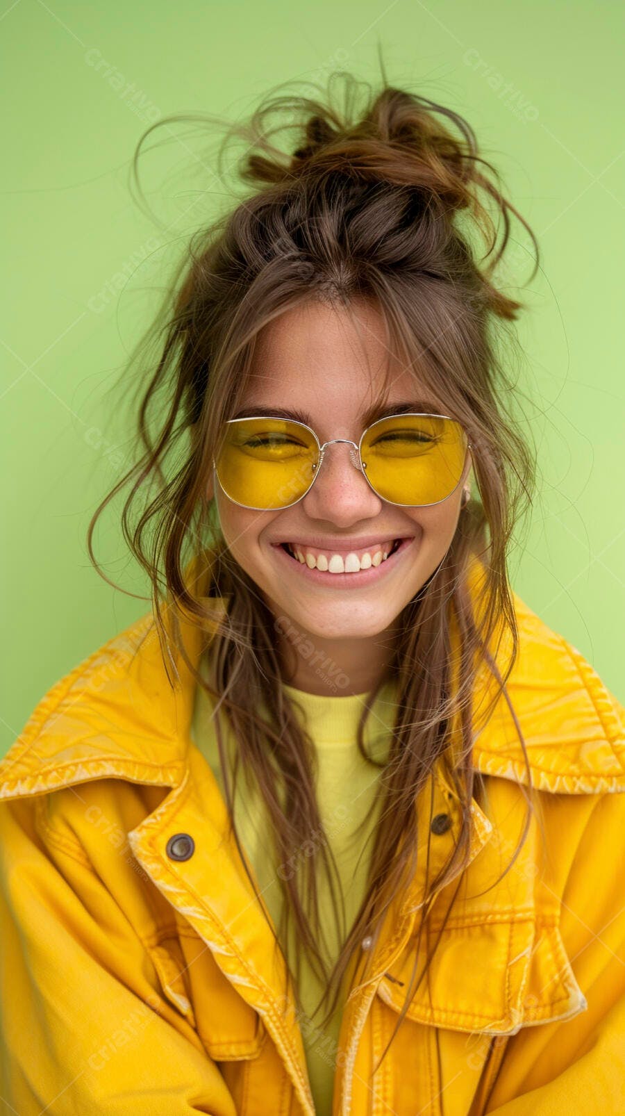 Mulher sorridente com óculos amarelos