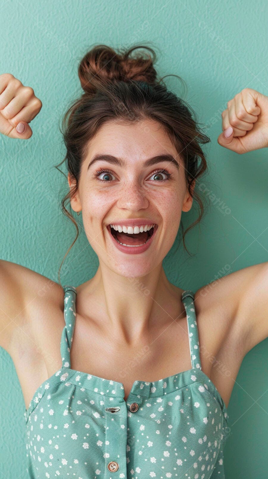 Mulher feliz com os braços levantados fundo verde