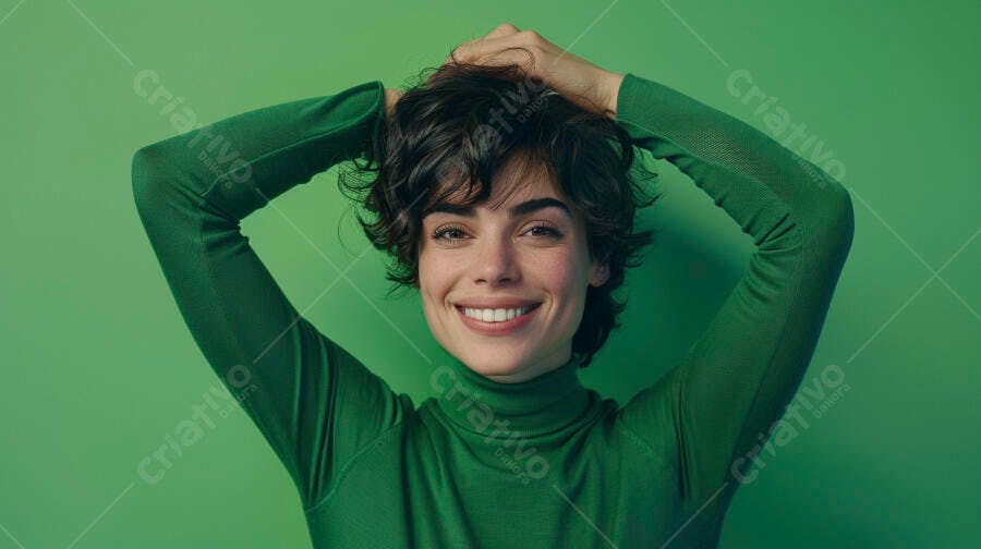 Mulher sorridente com cabelo curto blusa verde