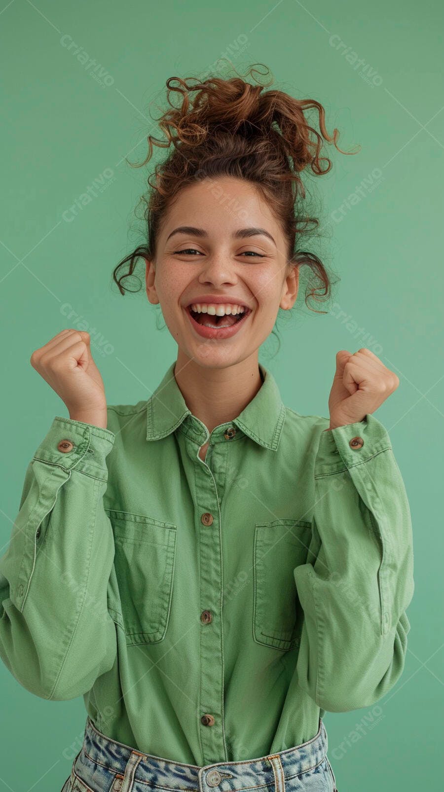 Mulher jovem feliz em camisa verde