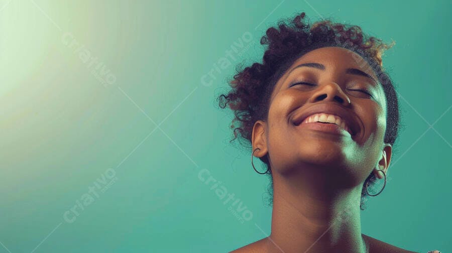 Mulher negra sorrindo fundo turquesa