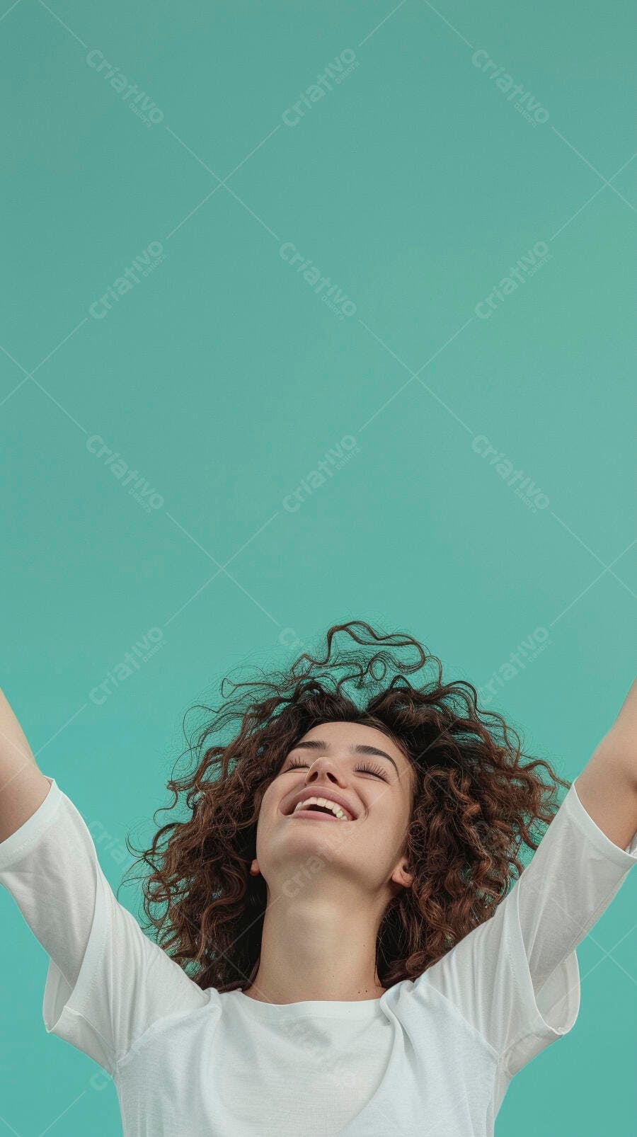 Mulher feliz com braços abertos fundo turquesa