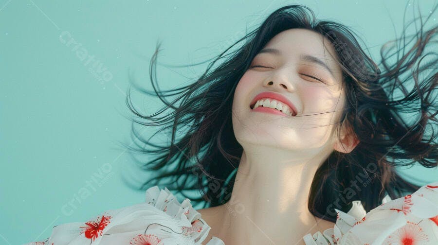 Mulher asiática sorrindo fundo azul claro