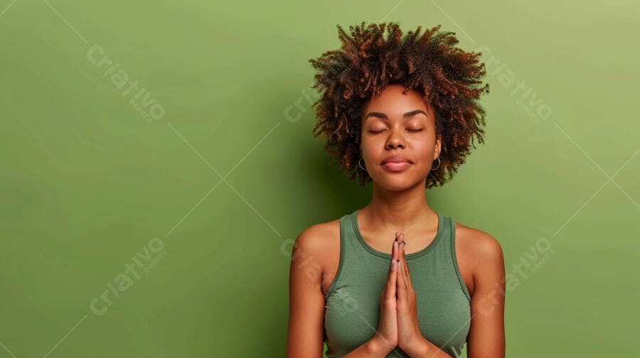 Mulher negra meditando fundo verde