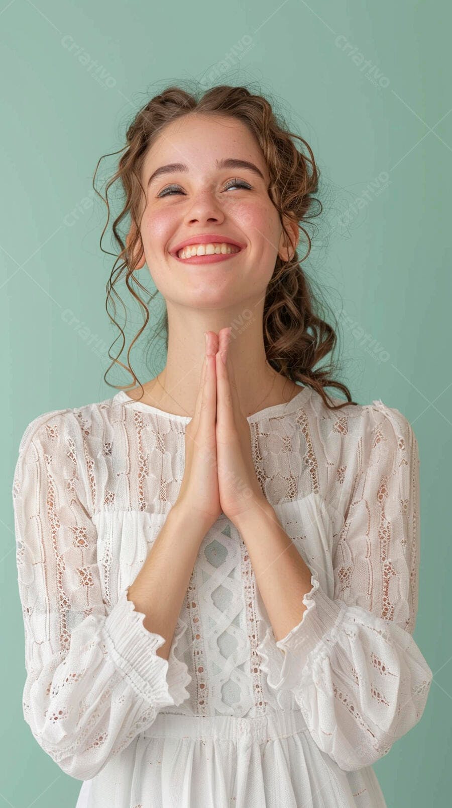 Mulher jovem sorrindo com as mãos juntas