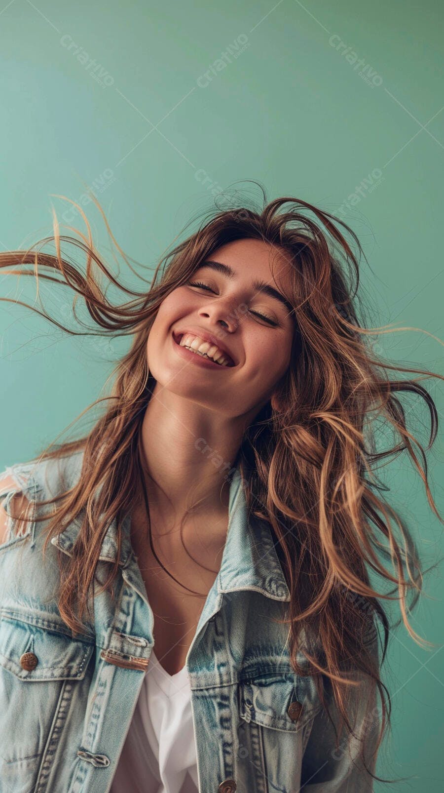 Mulher feliz com cabelos ao vento