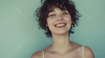 Retrato de uma mulher sorridente em fundo verde