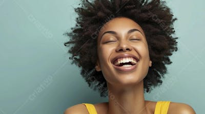 Retrato de uma mulher sorridente em fundo verde