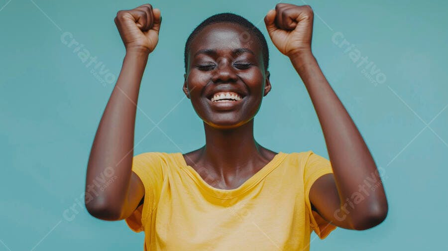 Mulher negra feliz com os braços levantados