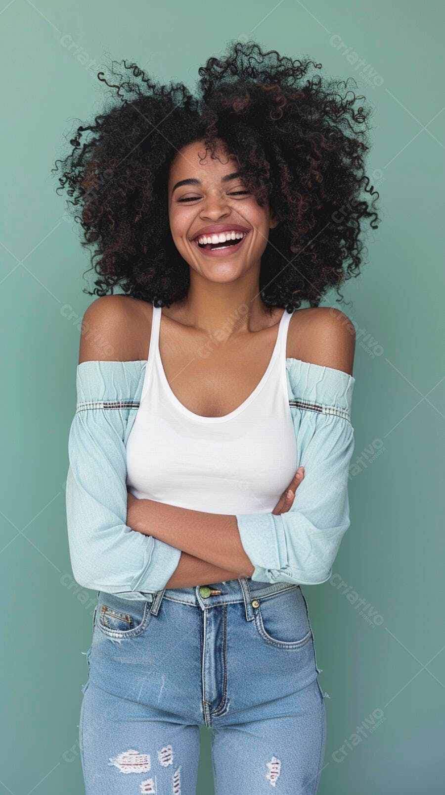 Mulher negra alegre com cabelo crespo