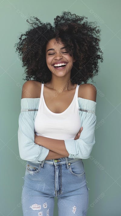 Retrato de uma mulher sorridente em fundo verde
