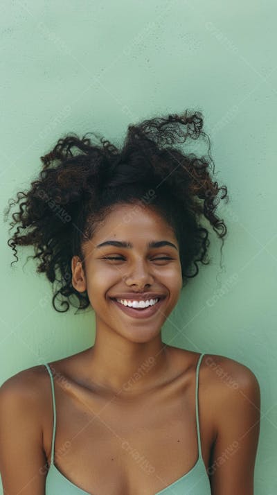 Retrato de uma mulher sorridente em fundo verde