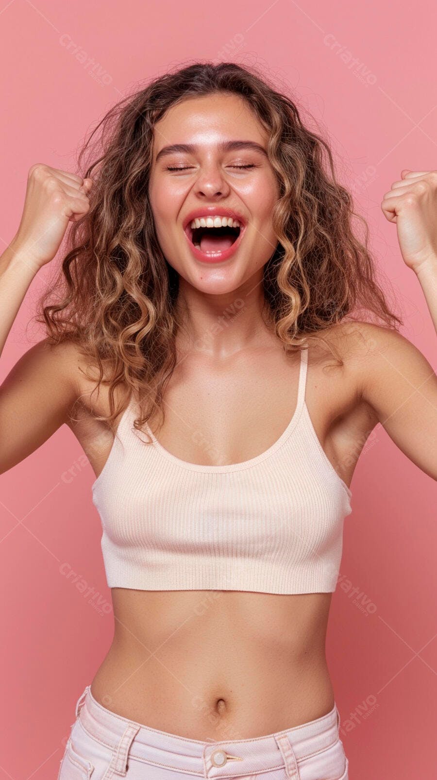 Mulher jovem e feliz comemorando fundo rosa