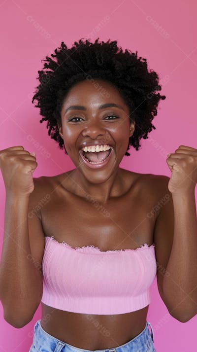 Mulher sorridente expressando felicidade com fundo rosa