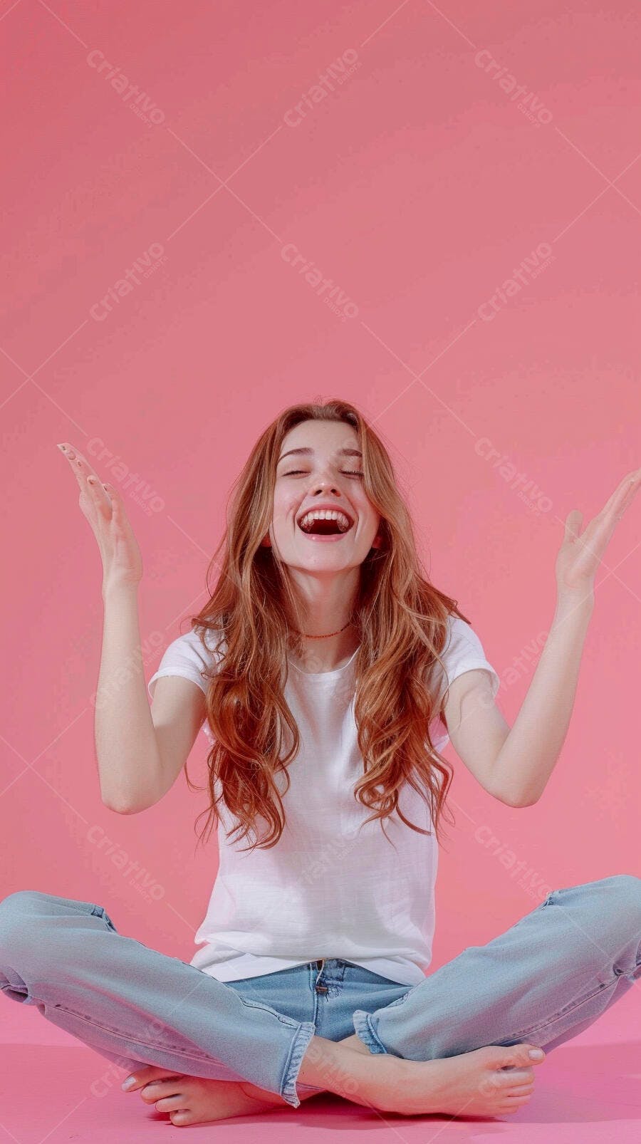 Mulher ruiva feliz fundo rosa