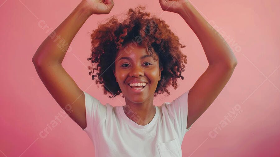 Mulher negra feliz braços levantados fundo rosa