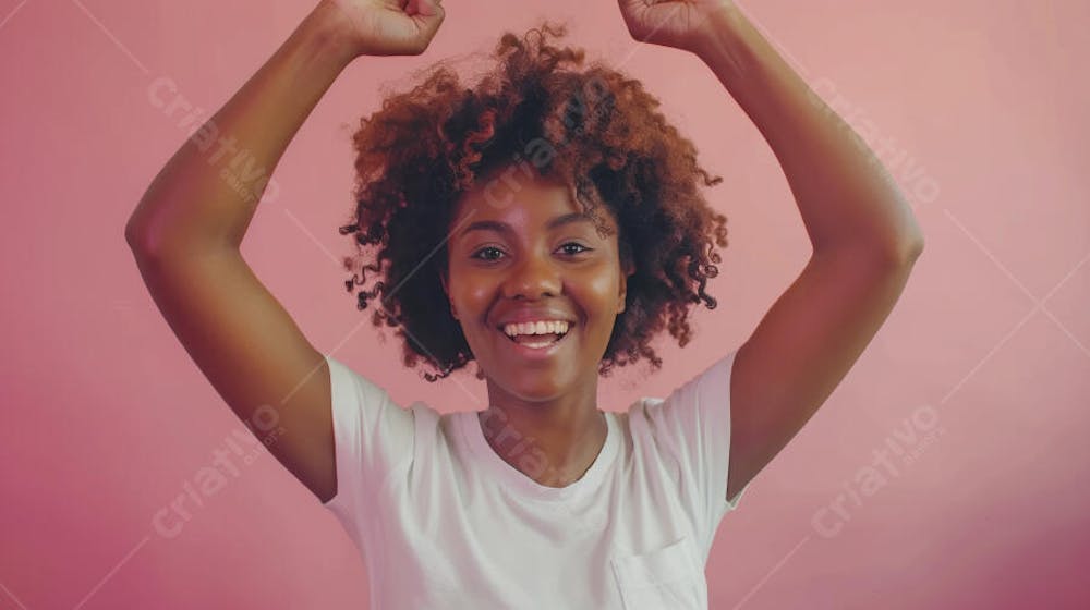 Mulher sorridente expressando felicidade com fundo rosa