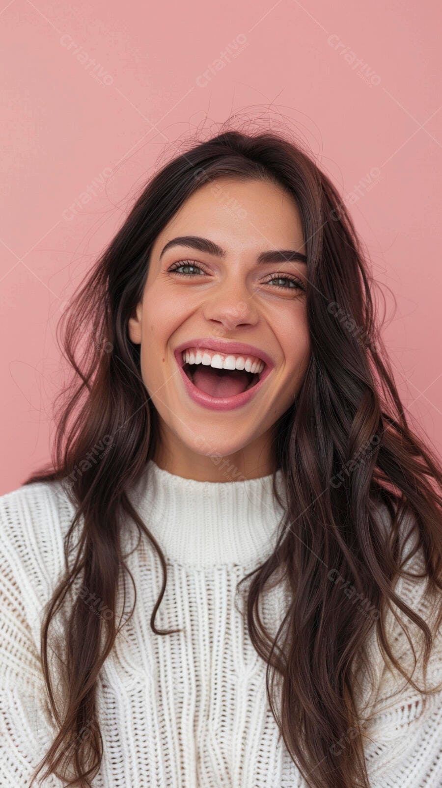 Mulher rindo fundo rosa suéter branco